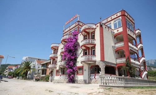 um edifício com flores roxas ao lado em BOGUMILA em Bar