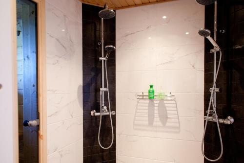 baño con ducha y puerta de cristal en Villa Hapero, en Mikkeli