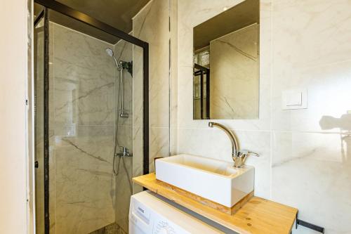 y baño con lavabo y ducha. en Cozy, en Estambul
