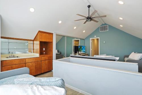 uma cozinha e sala de estar com uma ventoinha de tecto em 36 Courtside Near Ocean Forest Beach em Hilton Head Island
