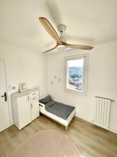 Zimmer mit einem Bett und einem Deckenventilator in der Unterkunft Maison et Piscine à 10min d’Aix/20min de Marseille in Bouc-Bel-Air