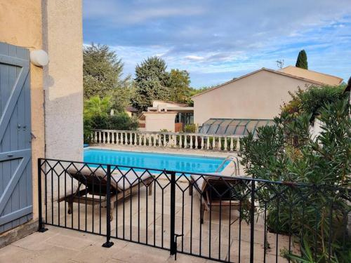 een huis met een zwembad in een tuin bij Maison et Piscine à 10min d’Aix/20min de Marseille in Bouc-Bel-Air