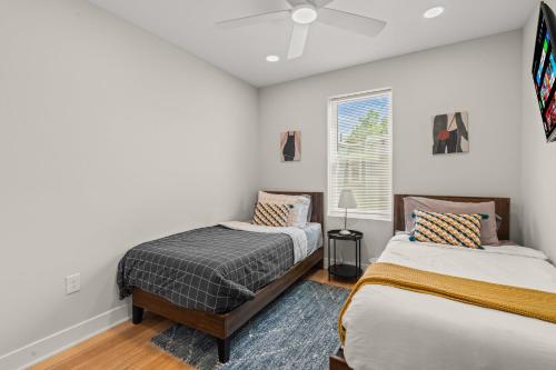 um quarto com 2 camas e uma janela em Family Fun South Philly Game House Near Sports Stadiums and Concerts em Filadélfia