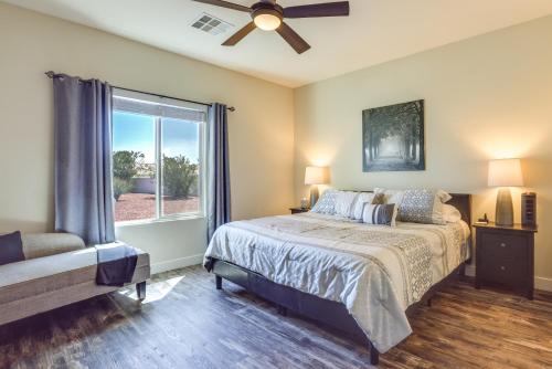 um quarto com uma cama, uma ventoinha de tecto e uma janela em Updated Las Vegas House with Patio, Solar Heated Pool em Las Vegas