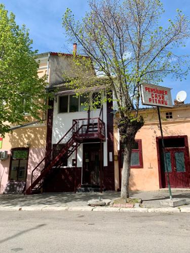 a building with a sign that reads persistent fire at Casa Pitaru in Calafat