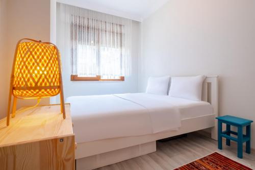 - une chambre avec un lit blanc et une fenêtre dans l'établissement Pleasant Fl, à Istanbul
