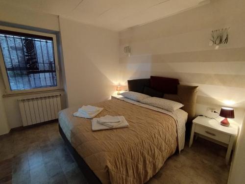 um pequeno quarto com uma cama e uma janela em La Taverna del Marchigiano em SantʼEusanio del Sangro
