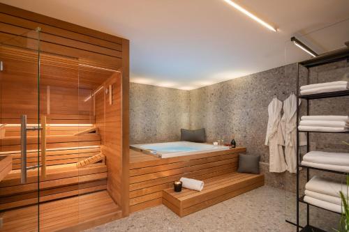 La salle de bains est pourvue d'un sauna et d'une baignoire. dans l'établissement Villa Golden Hill with dream View prof Gym Wellness near Split, à Podstrana