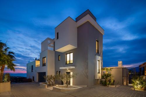 www VillaGoldenHill com