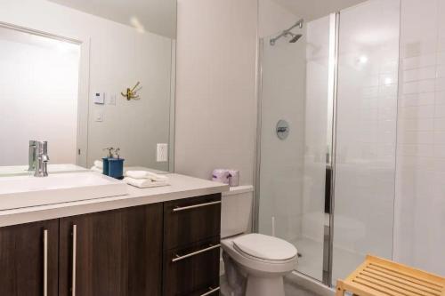 a bathroom with a sink toilet and a shower at Rozenhaus Montreal Hotel in Montréal