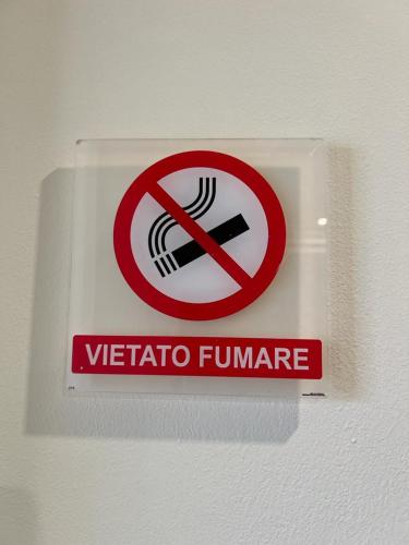 a sign on a wall with a no smoking sign at Cà Dei Barcaroli in Mestre