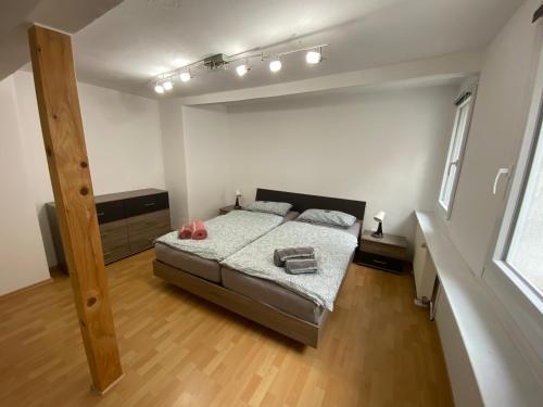 ein Schlafzimmer mit einem Bett in einem Zimmer in der Unterkunft Ferienhaus Mama Rhein - 134mq in Bingen am Rhein