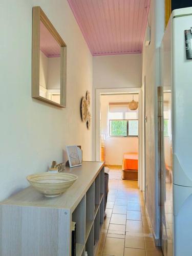 W łazience znajduje się umywalka i lustro. w obiekcie Grandpa’s cottage w mieście Nea Makri