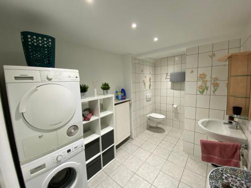 W łazience znajduje się pralka i umywalka. w obiekcie Ferienhaus Mama Rhein - 134mq w mieście Bingen am Rhein