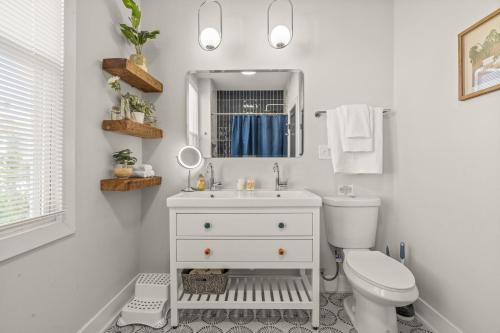 Baño blanco con lavabo y aseo en Kid-Friendly Fishtown Family Retreat with Game Room en Filadelfia