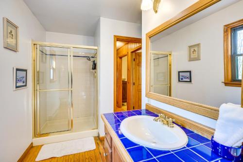 Ένα μπάνιο στο Cozy Appalachian Getaway 5 Mi to Prospect Peak!