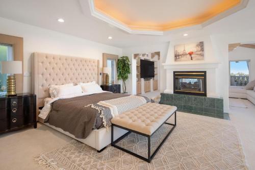 um quarto com uma cama grande e uma lareira em Stradella em Los Angeles