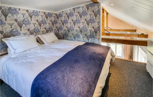 1 dormitorio con 1 cama grande en una habitación en Stunning Home In Romelanda With Kitchen en Romelanda
