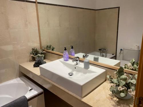 La salle de bains est pourvue d'un lavabo et d'un miroir. dans l'établissement Torrox beach, à Torrox Costa