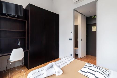 - une chambre avec un lit et un mur noir dans l'établissement Despertar Saudade, à Coimbra