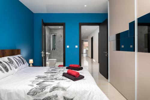 Ένα ή περισσότερα κρεβάτια σε δωμάτιο στο Modern 3BR Stylish Apartment with large Balcony - Close to St Julians and St Georges Bay