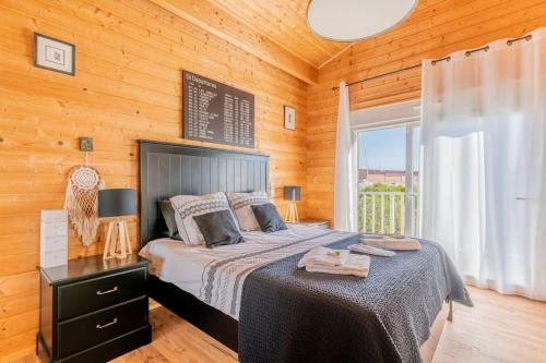 une chambre avec un lit dans une cabane en bois dans l'établissement Villa Perle du Bassin Vue Mer - Arcachon-La Hume, à Gujan-Mestras