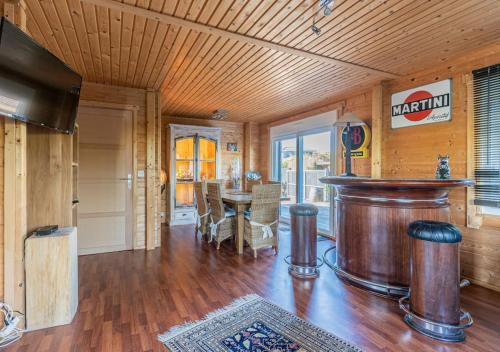 un salon avec un bar et une salle à manger dans l'établissement Villa Perle du Bassin Vue Mer - Arcachon-La Hume, à Gujan-Mestras
