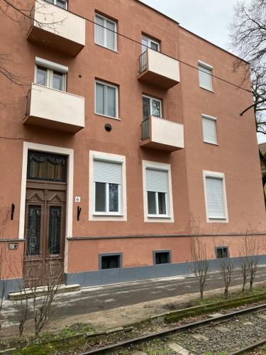 un edificio de ladrillo rojo con ventanas y una puerta en Gutenberg Apartments, en Szeged
