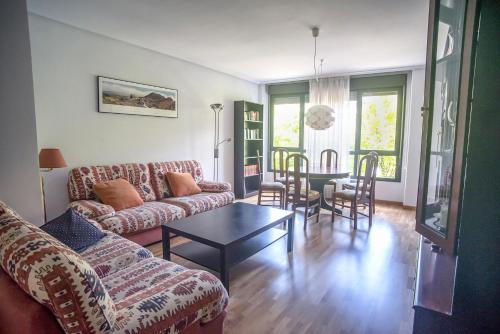 UN JARDIN EN LA CIUDAD aire acondicionado y super terraza en el centro By Apartamentos con aire acondicionado Logroño