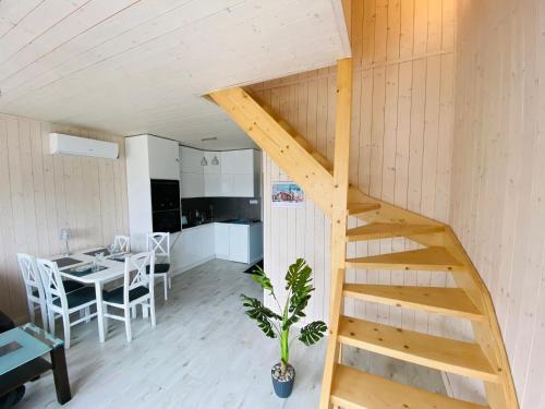 eine Treppe in einem winzigen Haus mit einer Küche und einem Tisch in der Unterkunft Łapacz snów in Władysławowo