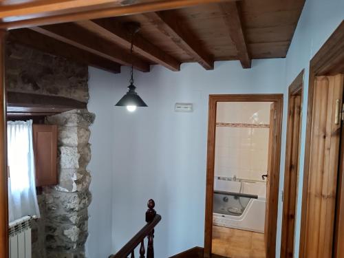 un pasillo con paredes azules y una puerta con ventana en La Casona II de Pravia, en Pravia