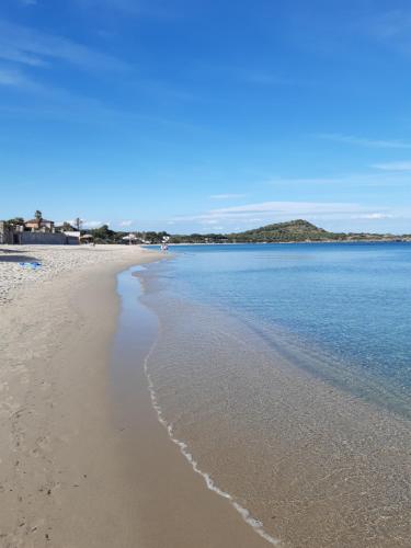 una vista di una spiaggia con l'oceano di Villa Gialla IUN Q5511 a Pula