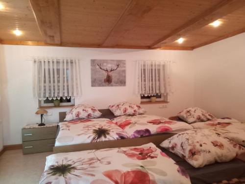 um quarto com 2 camas e uma cómoda em Ferienwohnung zum Sebnitzer Hirsch em Sebnitz