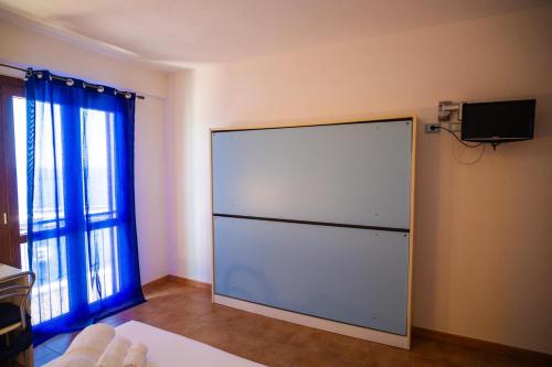 マレッティモにあるB&B Sulmareの窓付きの客室で、白い大型クローゼットが備わります。