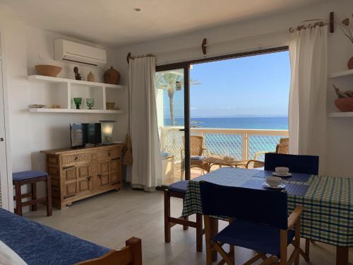 Borras Beachfront Stay - Sea Views & Island Charm