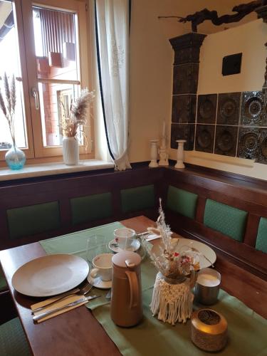 ein Esszimmer mit einem Tisch mit Tellern und Tassen in der Unterkunft Weingut Reiterer in Kitzeck im Sausal