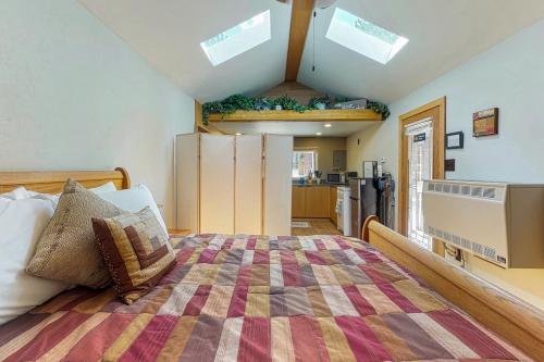 1 Schlafzimmer mit einem großen Bett und einer Küche in der Unterkunft Little Bear Cabin in Woodland Park