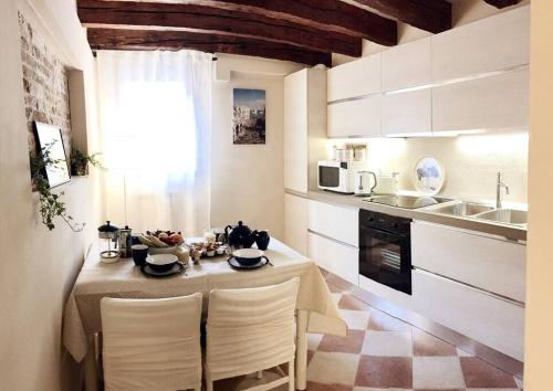 a kitchen with a table and chairs in a kitchen at Ca' Spendore del Sole in Venice