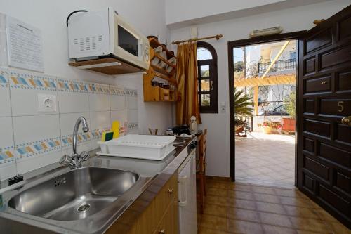 A kitchen or kitchenette at Dolphins