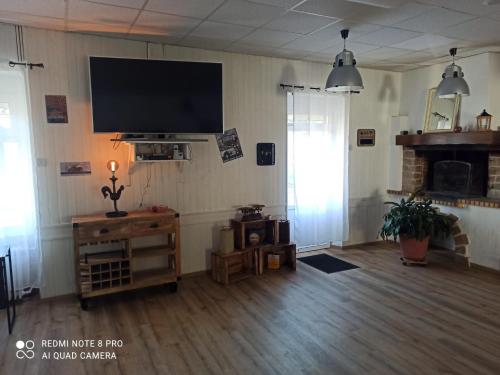 TV a/nebo společenská místnost v ubytování Les Gones en Vendée