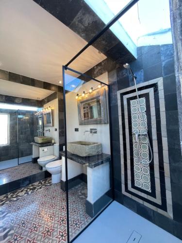ein Bad mit einer Dusche, einem Waschbecken und einem WC in der Unterkunft Cortijito dúplex Mangueta in El Palmar