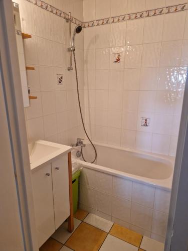 Een badkamer bij Appartement idéalement situé dans Port Bourgenay