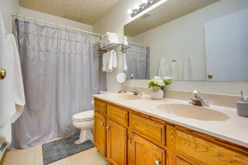 La salle de bains est pourvue d'un lavabo, de toilettes et d'un miroir. dans l'établissement Spacious Home with Deck - 9 Mi to Downtown Columbus, à Gahanna