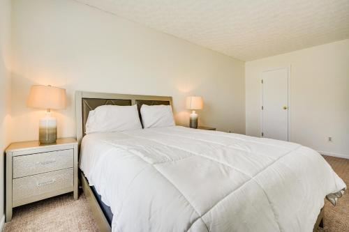 - une chambre avec un grand lit blanc et deux lampes dans l'établissement Spacious Home with Deck - 9 Mi to Downtown Columbus, à Gahanna