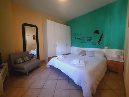 um quarto com uma cama, uma cadeira e um espelho em N. & A. Sweet Home em Lucca