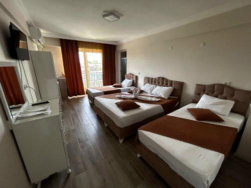 um quarto de hotel com três camas e um sofá em Paradise Boutique hotel em Pamukkale
