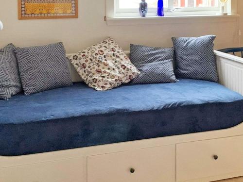 - un canapé avec de nombreux oreillers dans l'établissement Holiday home GAGNEF, à Gagnef