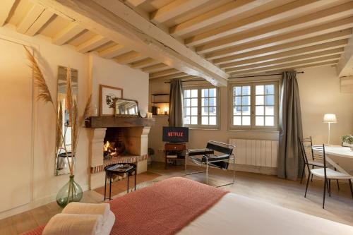 - un salon avec un lit et une cheminée dans l'établissement 