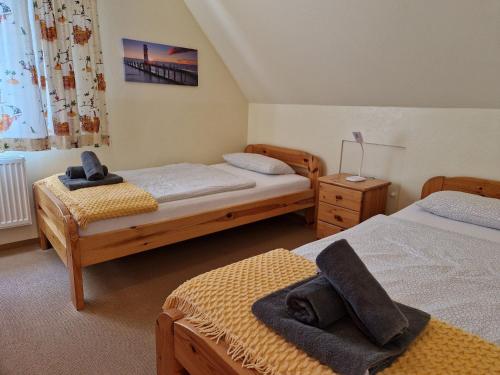 ein Schlafzimmer mit 2 Betten und Handtüchern darauf in der Unterkunft Apartment, Grömitz in Grömitz