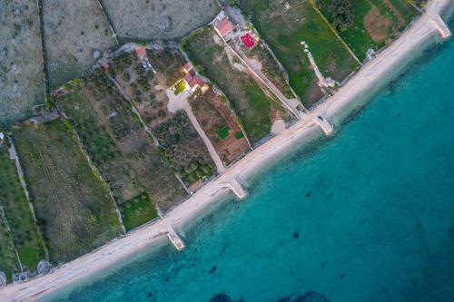 Gallery image of Villa Grioni, beach front villa with jacuzzi in Novalja